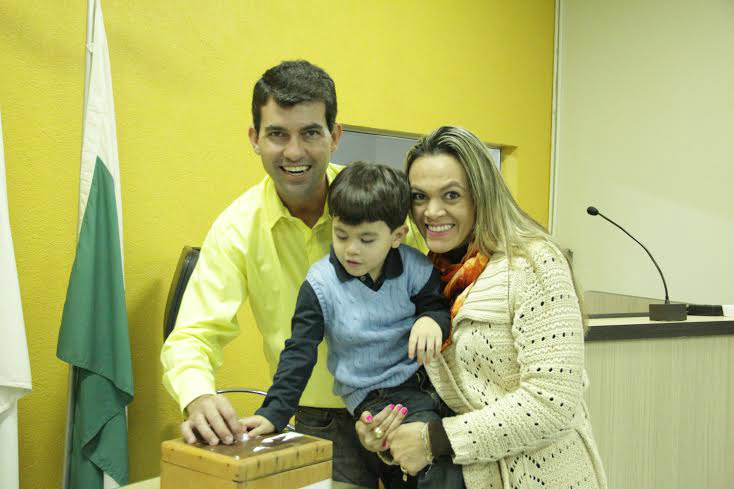 Diretório do PSDB de Amambai é eleito Presidente do PSDB de Amambai, Christiano Bortolotto acompanhada de sua esposa, Michelle e seu filho Davi durante votação / Foto: Assessoria