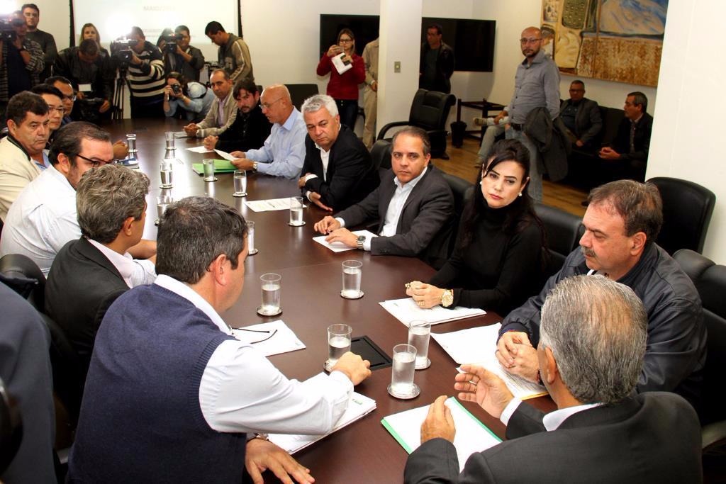 Comissão de Interlocução se reúne com Governo e servidores nesta sexta (16) Deputados estiveram reunidos com o Governo e representantes dos servidoresFoto: Divulgação