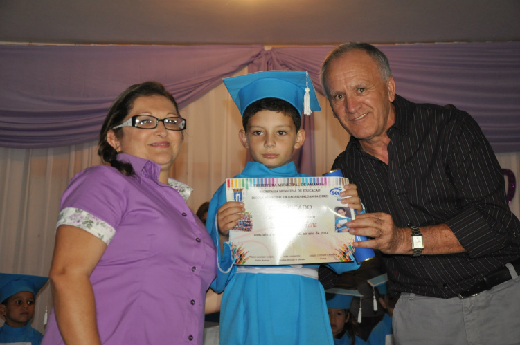 O Presidente da Câmara Municipal de Vereadores, durante entrega de diploma ao formando / Foto: Assessoria