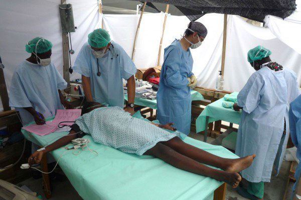 Os médicos cubanos, dentro e fora dos hospitais A artista plástica Maria do Socorro, de Luanda, recorda como foi a experiência dos cubanos em Angola.