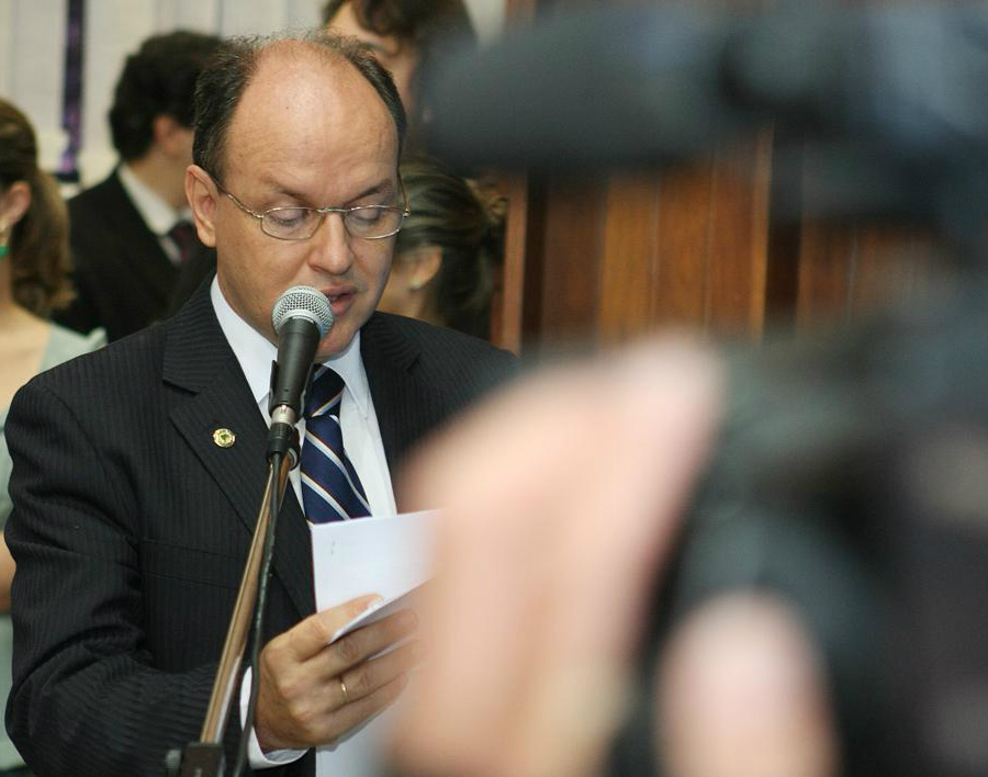 Em MS, postos de combustíveis não poderão completar tanques Deputado quer que postos deixem de abastecer veículos até combustível transbordar.