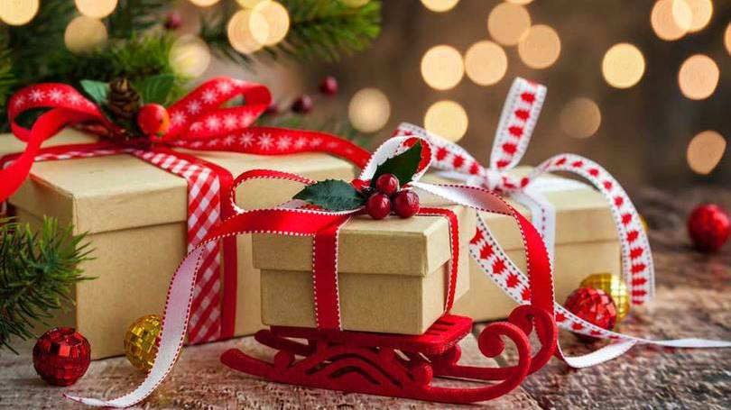 Receita com vendas de Natal recua 14,7% em 2015 Presentes de Natal: o cálculo do volume de vendas para esta data é baseado em uma amostra das consultas realizadas no banco de dados da Boa Vista