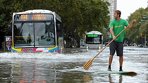Rua inundada em Buenos Aires (AFP)