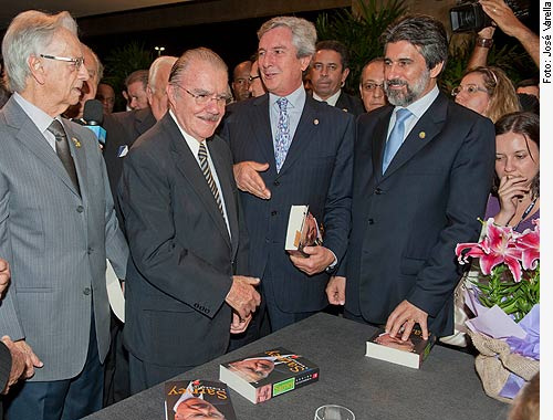 Sarney participa do lançamento de sua biografia