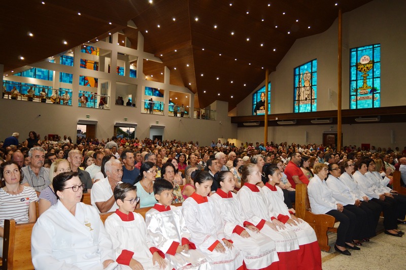 Milhares de pessoas lotaram as novas instalações da igreja matriz / Foto: Moreira Produções