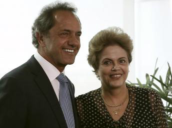 Saiba o que as eleições presidenciais argentinas de 2015 e brasileiras de 2014 O candidato argentino à presidência, Daniel Scioli, ao lado da presidente Dilma Rousseff no último dia 13 de outubro.REUTERS/Adriano Machado