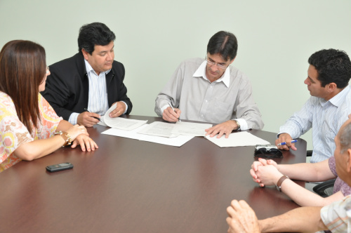 Prefeito Dirceu assina contrato do Provias. Foto: Assessoria.