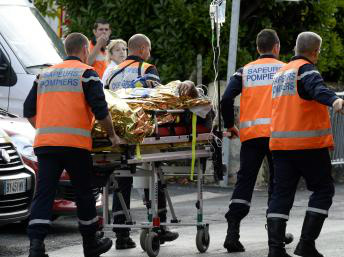 Socorristas prestam assistência às vítimas de uma violenta colisão entre um caminhão e um ônibus que deixou ao menos 42 mortos nesta sexta-feira (23), no sudoeste da França.AFP PHOTO / JEAN-PIERRE MULLER