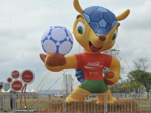 Mascote da Copa de 2014 chega a Brasília Mascote da Copa de 2014 chega a Brasília