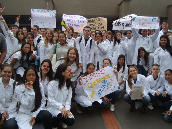 Estudantes da UFGD fazem protesto por laboratórios Estudantes de Biotecnologia (UFGGD) não têm laboratórios e literatura específica. foto - CIDO COSTA