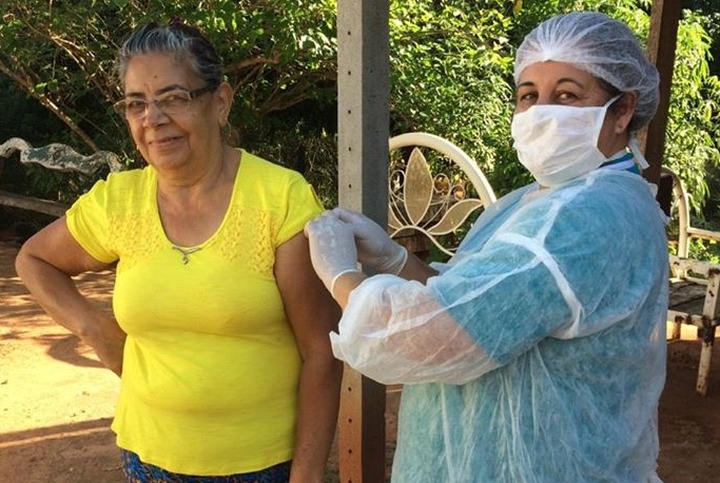 Idosos com comorbidades estão sendo vacinados em casa no município de Amambai Idosos com comorbidades estão sendo vacinados em domicílio / Foto: Reprodução - Facebook