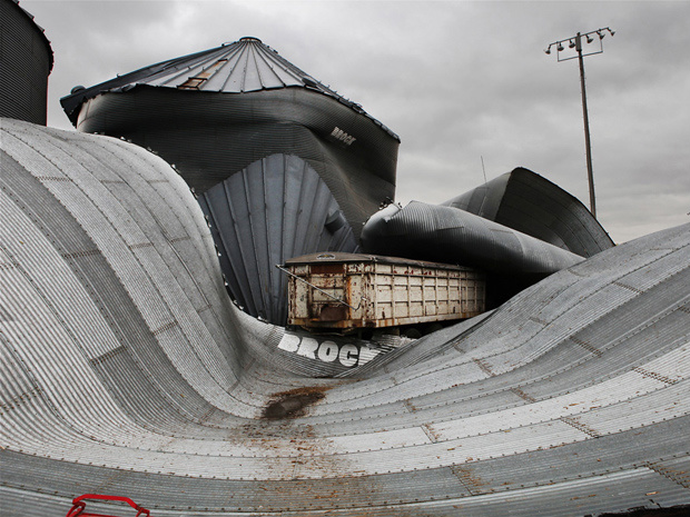 Destruição após tornado em Mapleton, nos EUA. (Foto: Timothy Wright/National Geographic Photo Contest)