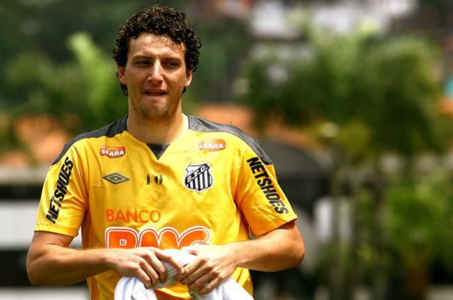 Nívia Stelmann nega envio de fotos e vídeos íntimos de Elano
