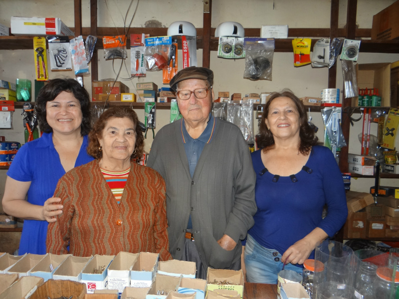 Dia do Comerciante: histórias de ontem e de hoje em Amambai Nery e Elena, proprietários da Eleviva, com duas filhas, Eclaine (D) e Neila. / Foto: Moreira Produções
