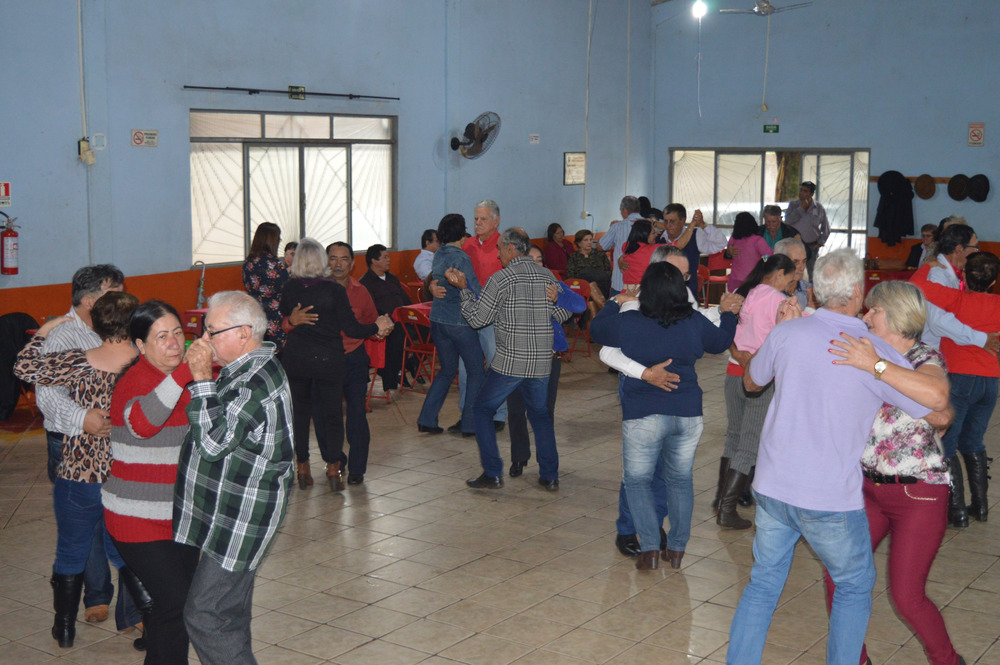 Anos Dourados promove atividades para a 3ª idade em Amambai Bailes acontecem durante a programação / Foto: Moreira Produções