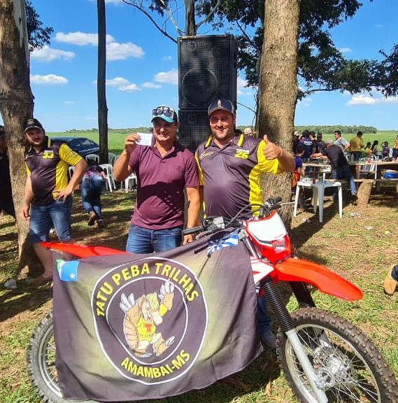 6º Edição do Trilhão Tatu Peba reuniu cerca de 330 pilotos em Amambai Ganhadores da moto CRF 250 zero Km, Eduardo Mudolon (Amambai) e Cesar (Tacuru) / Foto: Tatu Peba Amambai