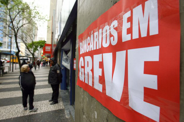 Depois de mais de 20 dias de greve, bancários começam a retornar ao trabalho Depois de mais de 20 dias de greve, bancários começam a retornar ao trabalho