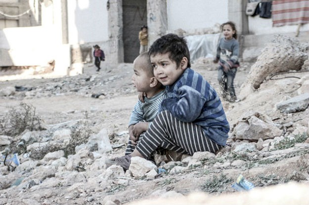 Crianças se abraçam sobre os escombros em um campo para deslocados internos na Síria. Foto: Unicef/UN013175/Al-Issa