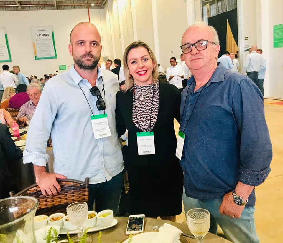 Lideranças políticas e empresariais prestigiam inauguração da Coamo A vereadora Janete com os empresários Marlos e Chico Signori / Foto: Reprodução Facebook