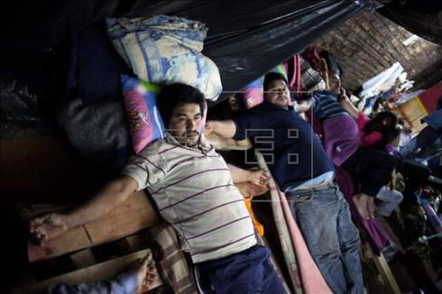 Motoristas despedidos por criar sindicato protestam crucificados no Paraguai