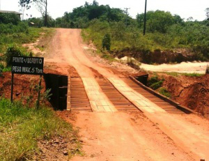 Estradas estaduais abandonadas Ponte apta a apenas 5 toneladas. / Divulgação