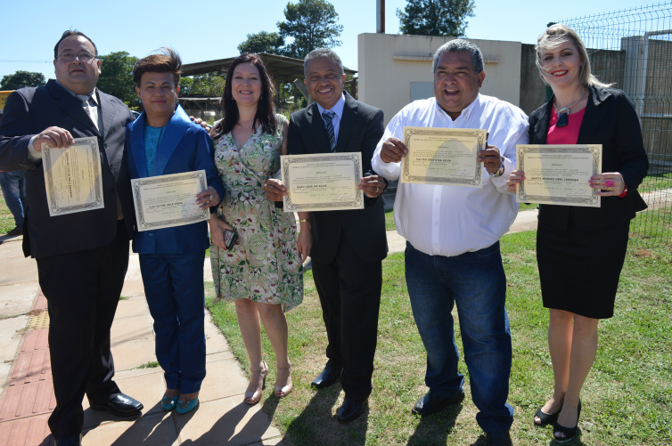 Prefeitos, vices e vereadores eleitos de Amambai e Cel. Sapucaia são diplomados Prefeito Dr. Bandeira e seu vice, Valter Brito, ao lado dos vereadores Ilzo Victor, Darcy da Silva e Janete Córdoba