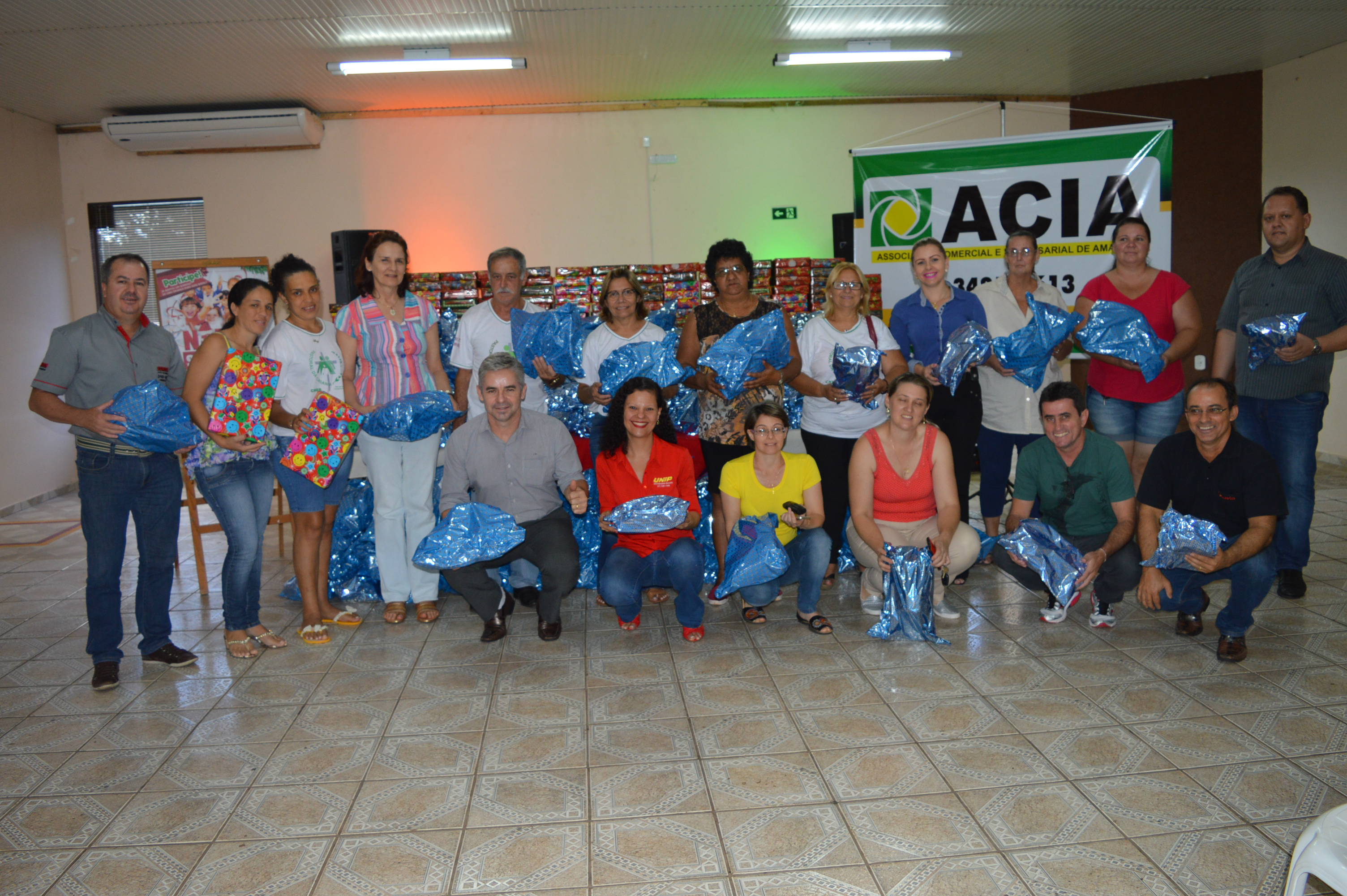 Acia entrega presentes da campanha Natal Solidário em Amambai Membros da diretoria da Acia e da Pastoral da Criança / Foto: Moreira Produções