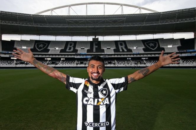 Para a alegria do pai, Kieza é oficialmente do Botafogo: "Felicidade imensa" Kieza é oficialmente do Bota (Foto: Botafogo)