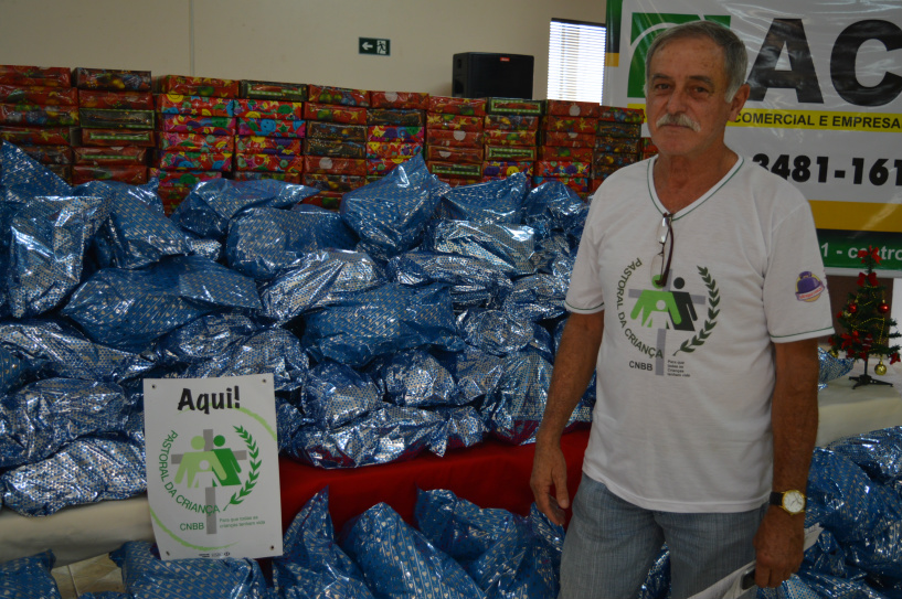 Acia entrega presentes da campanha Natal Solidário em Amambai Madson Moraes, coordenador da Pastoral da Criança em Amambai / Foto: Moreira Produções