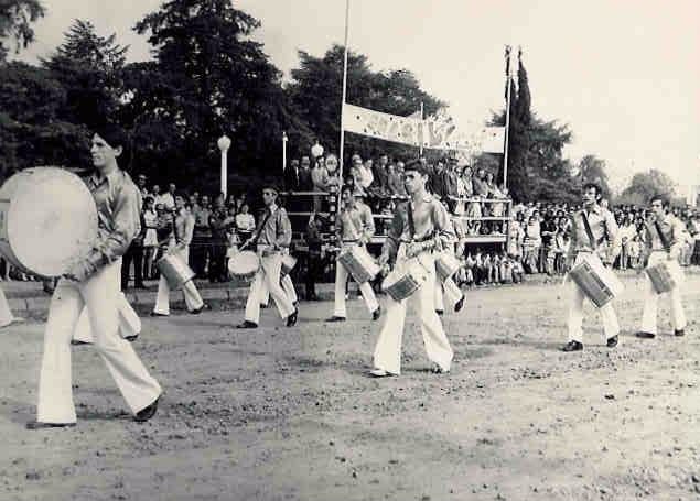 Recordar momentos do passado valoriza a cultura local, como a realização dos desfiles no aniversários da cidade, tradição que acontece ainda nos tempos atuais.