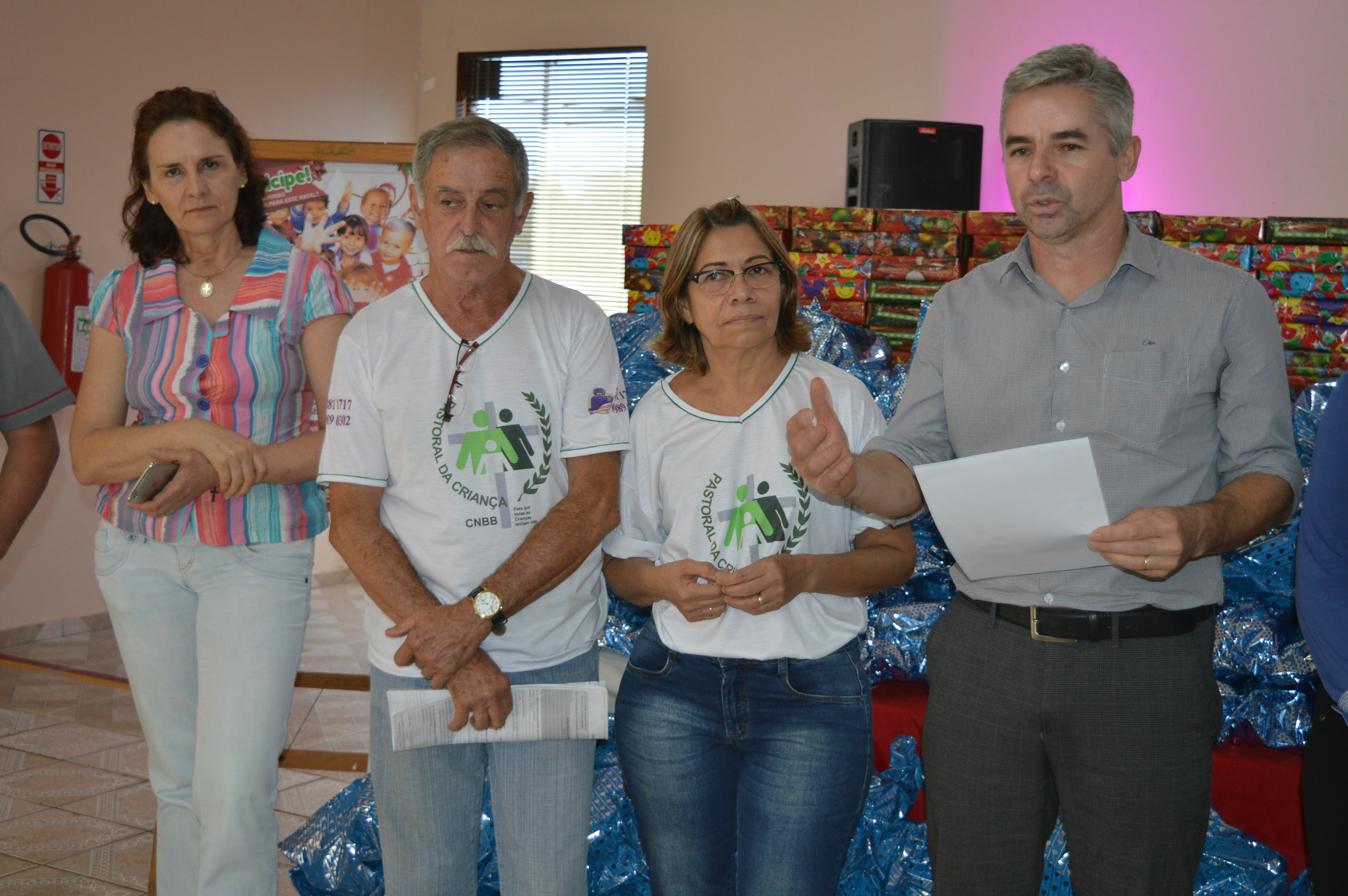 Acia entrega presentes da campanha Natal Solidário em Amambai E/D: Membros da Pastoral da Criança e o presidente da Acia, Azor de Assis / Foto: Moreira Produções