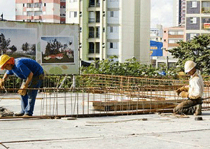 Escravidão urbana passa a rural pela primeira vez no Brasil Segundo dados sistematizados pela Comissão Pastoral da Terra, 53% dos resgatados em 2013 exerciam atividades nas cidades. Construção civil encabeça lista