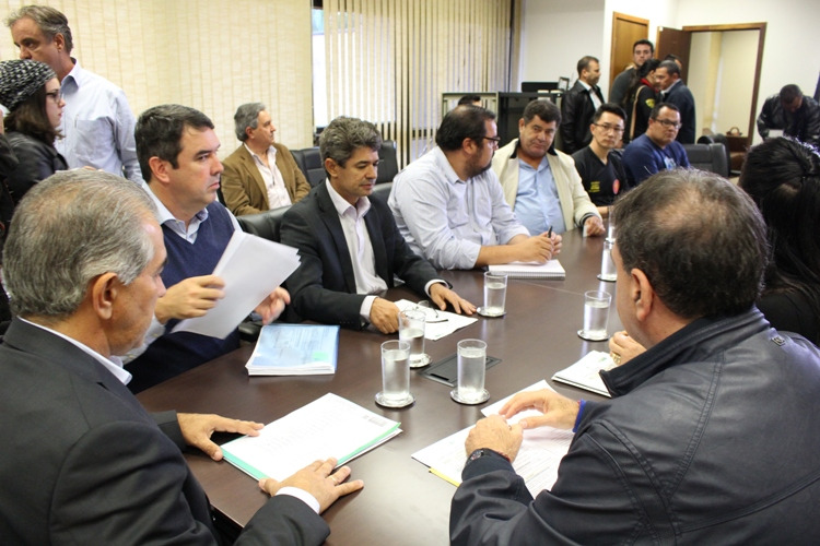 Em reunião Governo pede prazo até três de julho para definir reajuste Foto: Divulgação