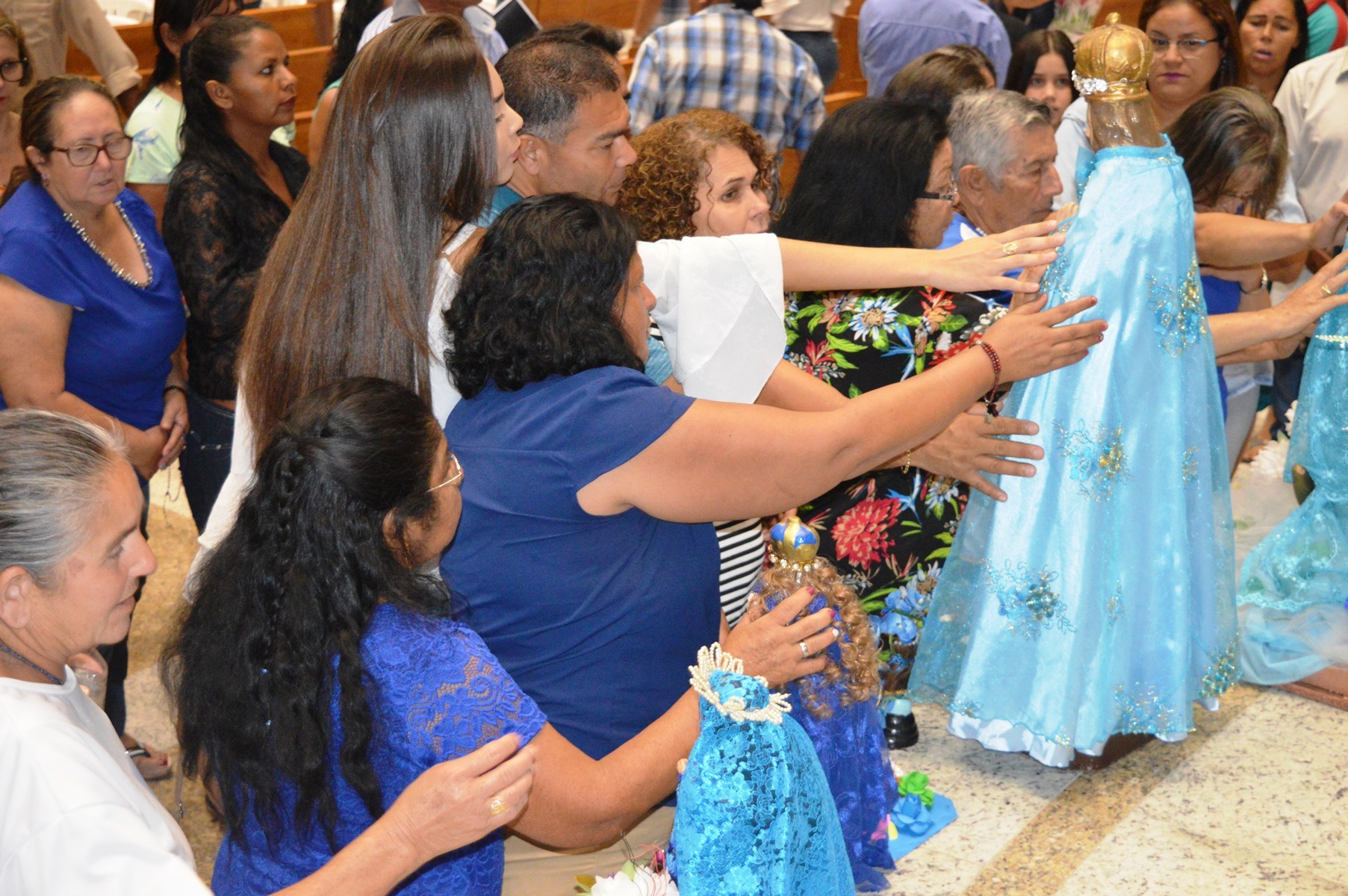 Virgem de Caacupé foi homenageada por comunidade católica de Amambai Fieis lotaram a igreja matriz na noite do último sábado (8) / Foto: Moreira Produções