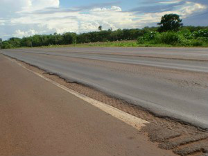 Sulcos no trecho da BR-163 entre Dourados eRio Brilhante (Foto: Divulgação/MPF)