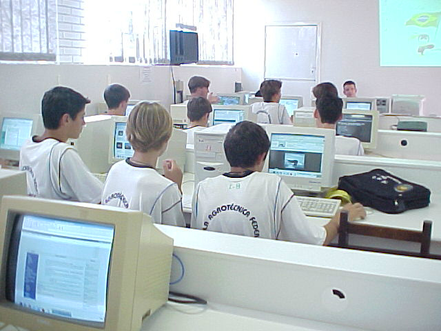 Uso da internet nas escolas públicas cresce, mas conexão ainda é lenta