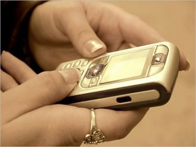 Preço trava uso de mensagem no celular no País