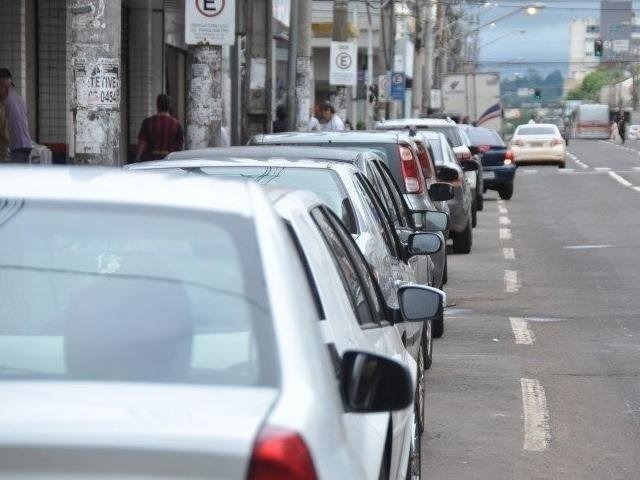 IPVA com desconto de 15% à vista vence nesta quarta-feira (31) Veículos estacionados na região central de Campo Grande (Foto: Marcos Ermínio/Arquivo)