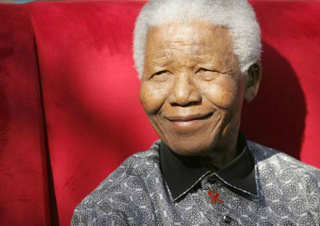 Em imagem de arquivo, Nelson Mandela, que tem saúde debilitada mas deixou hospital