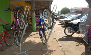 Descaso com passeio público é notório em Amambai Calçada é a parte da via reservada à implantação de mobiliário urbano, sinalização, vegetação e outros fins, englobando o passeio / Foto: Moreira Produções