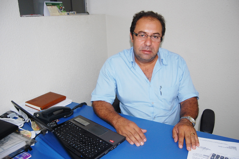 Descaso com passeio público é notório em Amambai Diretor do Detrat (Departamento Municipal de Transito), Silvaljunho da Silva Amaral / Foto: Moreira Produções