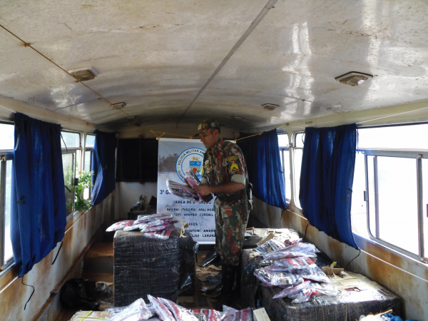 PMA apreende ônibus carregado com contrabando de roupas e cosméticos