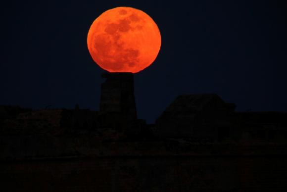 Super Lua vista em Malta Reuters/Darrin Zammit Lupi/Todos direitos reservados