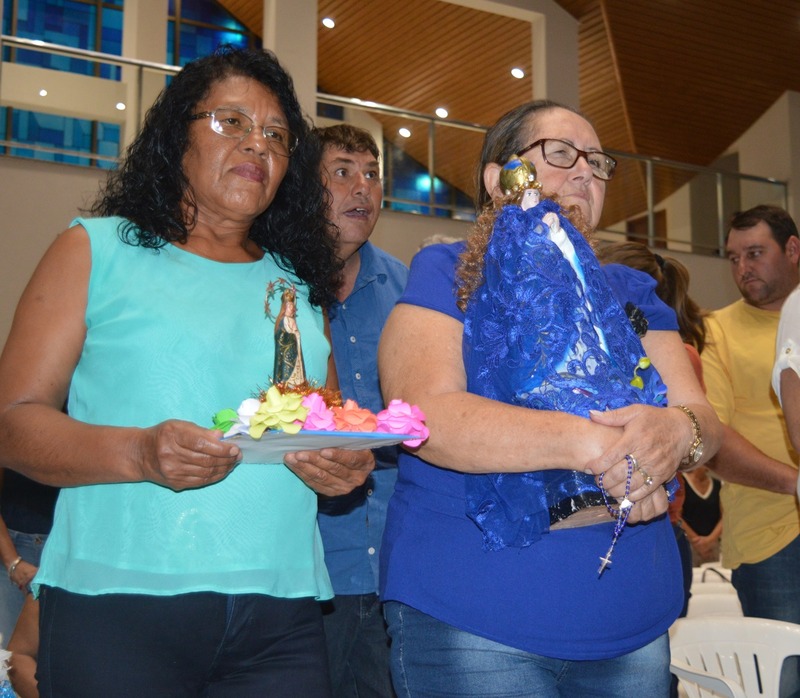 Virgem de Caacupé foi homenageada por comunidade católica de Amambai Helena Oliveira dos Santos, de 55 anos, também esteve participando da celebração e foi uma das que levou as imagens para o altar / Foto: Moreira Produções