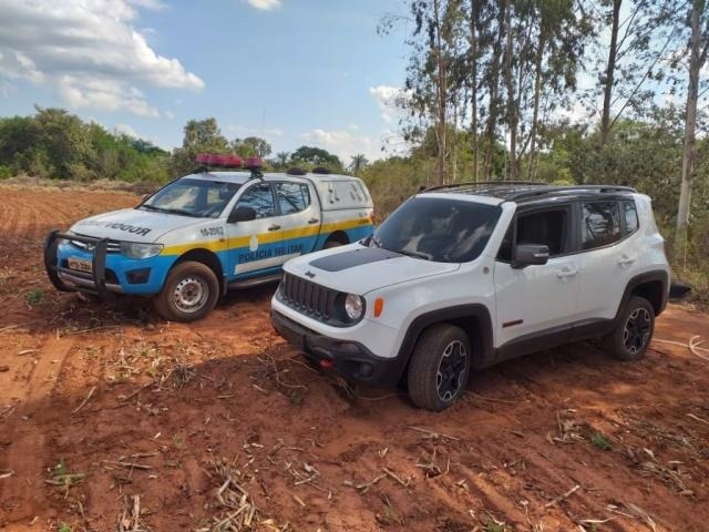 Veículo foi encontrado em uma região de mata. (Foto: Divulgação/PMR)