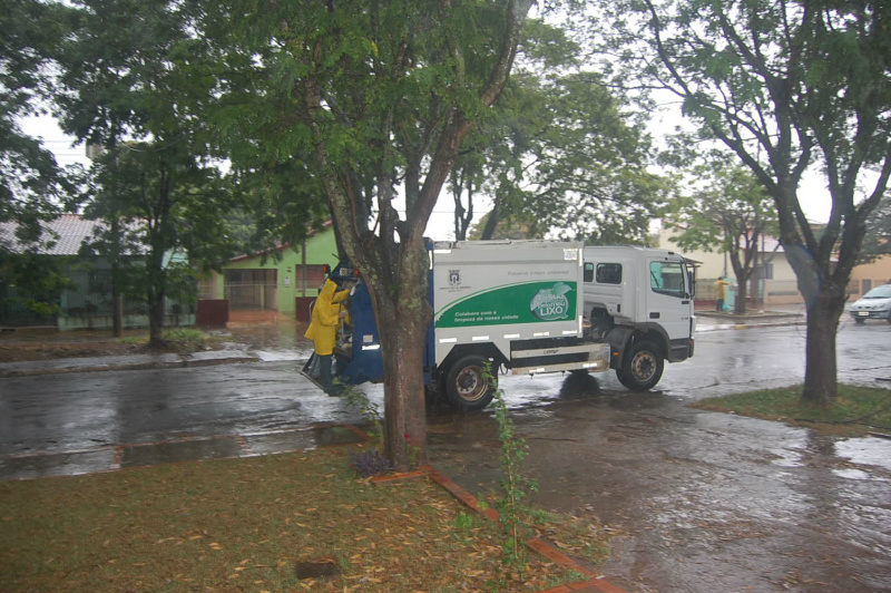 A equipe do serviço de recolhimento de lixo urbano trabalhou com capa de chuva nesta segunda-feira.