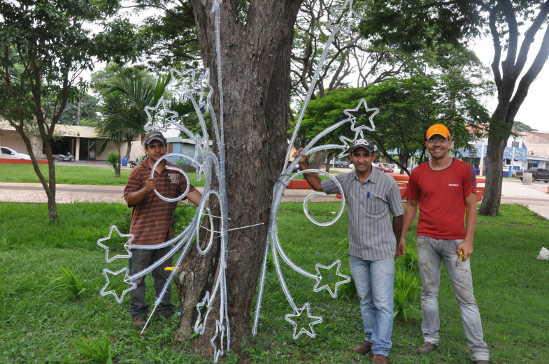 Vilmar Cubas e sua equipe realizando a instalação das peças natalinas / Foto: Assessoria