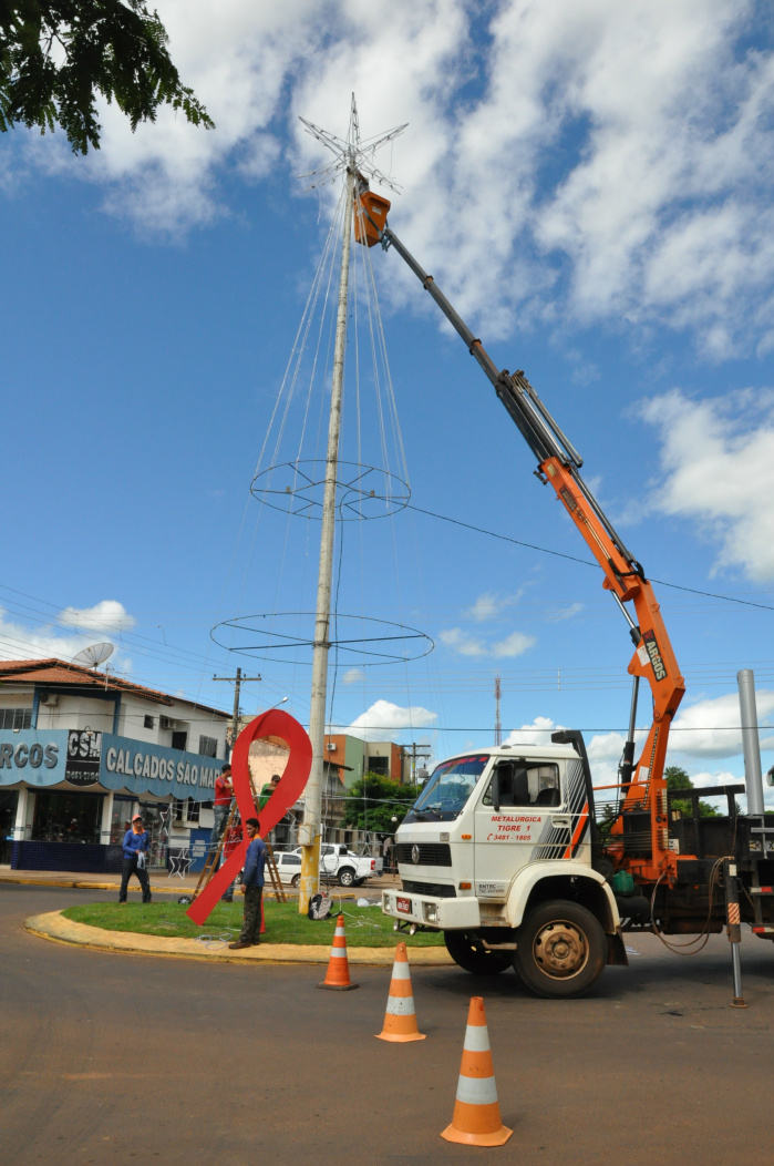 Equipe da Semsur instalando a árvore gigante, no canteiro central da Avenida Pedro Manvailler / Foto: Assessoria
