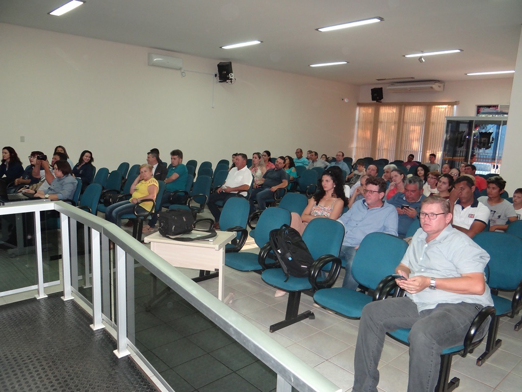 Vereadora Janete é eleita presidente da Câmara de Amambai Membros da comunidade estiveram acompanhando a eleição da nova mesa diretora, na noite desta segunda-feira (10) / Foto: Moreira Produções