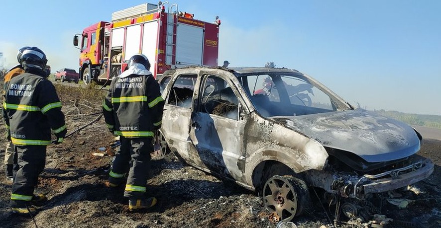 Carregado com maconha, carro pega fogo na MS-186, em Amambai Foto: Vilson Nascimento